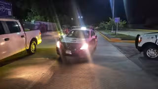 El automóvil señalado como presunto responsable quedó abandonado y fue asegurado por las autoridades tras el accidente