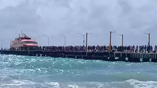 La fila para subir al ferry era demasiado grande