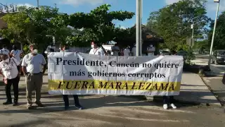 Los manifestantes buscaron acercarse al mandatario federal para entregarle los documentos con las peticiones