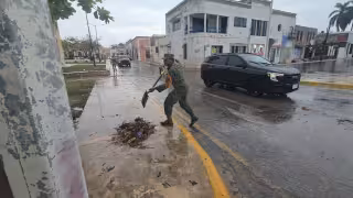 Charcos y encharcamientos se agravan por basura en vialidades.
