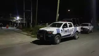 En estado crítico joven motociclista tras impactarse contra muro en campo deportivo