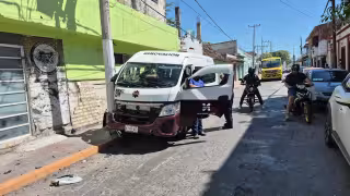 Una combi del transporte público se impactó contra un poste en la colonia Centro.