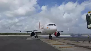 Con el tradicional 'Arco de Agua', el avión de la compañía aérea colombiana recibió su bienvenida a Cancún