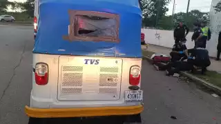 Mototaxista ebrio  se accidenta y  se queda dormido sobre la banqueta en Ciudad Caucel