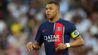 Kylian Mbappé choca con rival y se lesiona la nariz