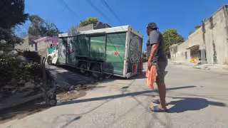 Pesada unidad bloquea tránsito en colonia Josefa Ortiz de Domínguez