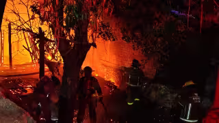 Bomberos de Playa del Carmen  apagan presunto incendio provocado de una palapa