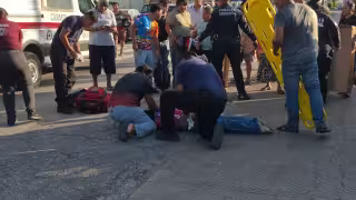 Grave accidente entre camioneta y motocicleta deja a una adolescente lesionada frente al Panteón Viejo