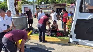 Motocicleta se sale de la vía y choca contra torre de la CFE; dos hombres resultan lesionados