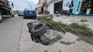 Hasta llantas han tenido que poner para evitar accidentes