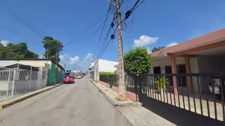 Postes a punto de caer y baches ponen en riesgo a vecinos de San José