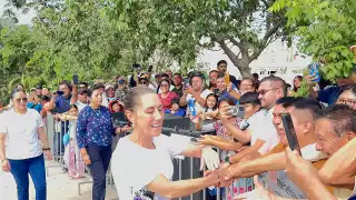 Habitantes de El Edén y Villas del Sol buscaron saludarla y entregarle peticiones.