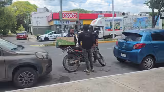 El conductor fue detenido por las autoridades. Posteriormente recibió una infracción.