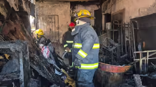 Un incendio consumió por completo un taller de herrería en la colonia La Rivera.
