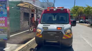 Una mujer adulta sufrió una severa descompensación física en un paradero de transporte público.