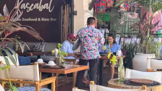 Los restaurantes y comercios cada vez registran menos visitantes.