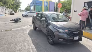Un accidente entre una camioneta y una moto dejó a un joven hospitalizado en la colonia Santa Rosalía, Campeche.
