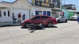 Motocicleta derrapa y choca contra automóvil en colonia Volcanes