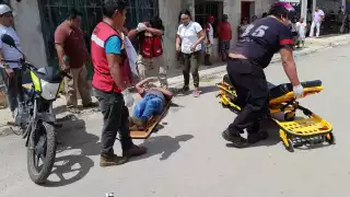 Parmédicos arribaron para dar atención al lesionado, uien fue trasladado en una ambulancia