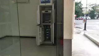 Autoridades investigan lo que generó que el cajero terminara abierto. Foto: Ricardo Jiménez