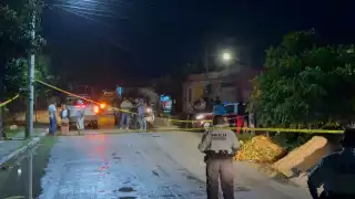 Vecinos y familiares se congregaron afuera del domicilio.