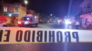 La mujer llegó en una motocicleta con otras dos personas para luego atacar al hombre