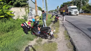 Falla en llanta provoca derrape de motociclista en Ciudad del Carmen