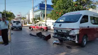 En la carretera quedaron esparcidas las piezas de los autos