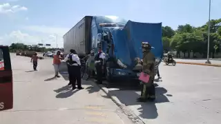 Confunden humo por incendio en tractocamión en la Isla de Tris