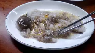 El hombre intentó comer unos tentáculos del pulpo vivo