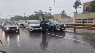 Entre lluvia, carambola paraliza tránsito en Ciudad del Carmen