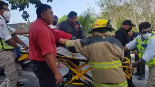 El bombero salió lesionado mientras realizaba sus labores