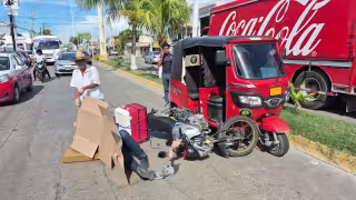 Triciclo con tubos provoca fuerte accidente entre motocicleta y pochimóvil en Benito Juárez