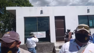 Además de la presencia de manglar endémico, los materiales empleados para edificar no estaban avalados por la autoridad