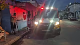 Socorristas de la Cruz Roja auxiliaron a una mujer desvanecida en la colonia Playón.