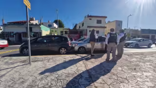 Camioneta compacta impacta auto en paso peatonal