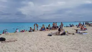 Playa Delfines de Cancún registra gran afluencia de turistas