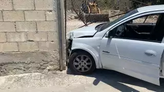 Camión de pasajeros proyecta a vehículo contra barda tras choque en Campeche