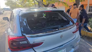 Motociclista se impacta contra auto en la antigua a Mérida y rompe el parabrisas trasero