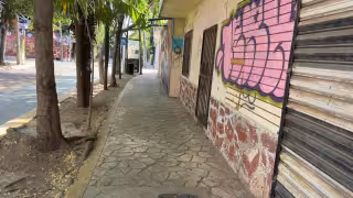 Durante un recorrido por la zona turística se observaron diversos locales cerrados y espacios comerciales disponibles para renta