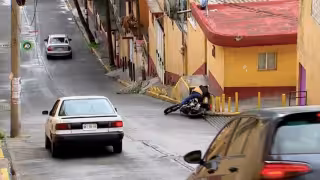 Esta calle inclinada es el dolor de cabeza de muchos choferes de auto y motocicleta