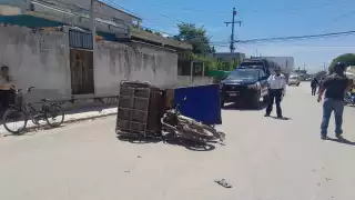 Vuelca mototaxi en Escárcega; una niña se atravesó sin precaución 
