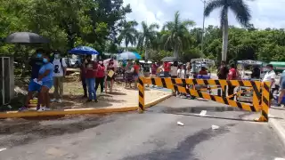 Una fila de personas en espera de ser vacunados contra el COVID se registró afuera del nuevo Palacio Municipal de Playa del Carmen