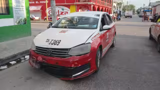 Taxista impacta a motociclista y le destroza el pie en la colonia Centro de Escárcega