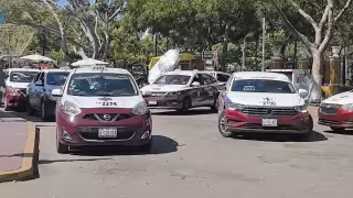 Sobreoferta y falta de regulación desploman ingresos del gremio taxi