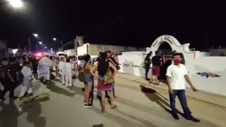 Pobladores de Pomuch llegan al cementerio a recibir a sus fieles difuntos: EN VIVO