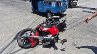 Motociclista resulta lesionada tras derrapar en la colonia 23 de Julio.