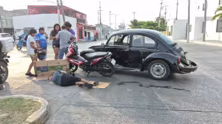 Motociclista resulta lesionado tras impactarse contra automóvil en la colonia San Nicolás