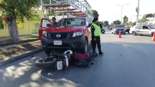 El motociclista presentó fracturas en la pierna