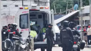 Elementos de la Policía Estatal Preventiva (PEP) y ministerial alejaron a los curiosos para no “contaminar” la escena del ataque colocando cintas de seguridad